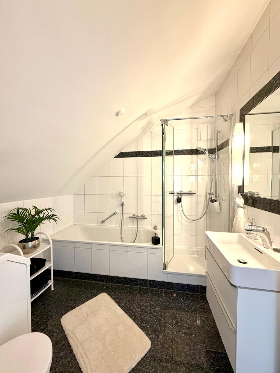 Modernes Badezimmer im Obergeschoss mit Dusche und Badewanne (KI-Visualisierung) Penthousewohnung Ettlingen