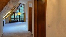 Diele Helle Dachgeschosswohnung mit Panoramafenster, 
Waldblick und Tiefgaragenstellplatz.