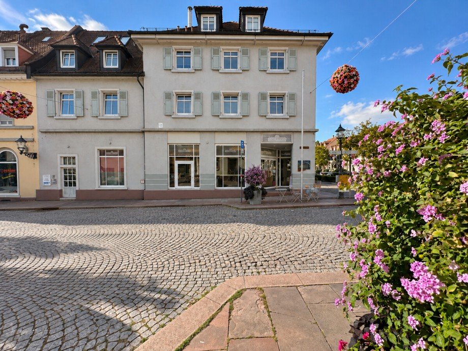 (KI bearbeitet) Ansicht Wohn- / Gesch�ftshaus Ettlingen