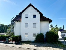 Seitenansicht Attraktive Erdgeschosswohnung mit �berdachter Terrasse 
und eigenem Garten.