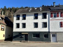 Hausansicht Riesige und lichtdurchflutete Maisonettewohnung mit Garten