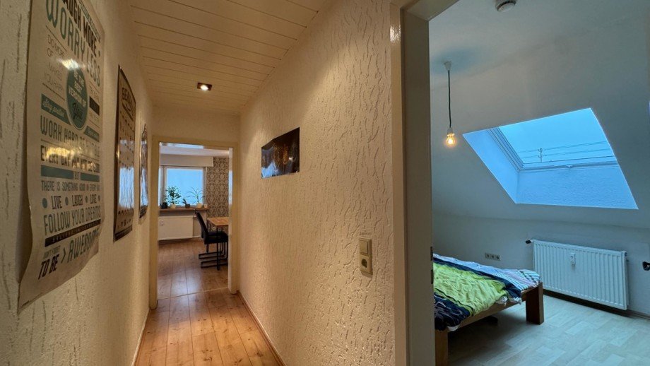 Flur mit Blick ins Schlafzimmer Dachgeschosswohnung Karlsruhe / Daxlanden