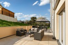 Terrasse (KI-Staging) Exklusive Maisonette - Mietwohnung im Erdgeschoss f�r Familien!