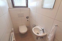 EG-Toilette Wohlf�hlatmosph�re im 2-Familienhaus mit gro�em Grundst�ck.