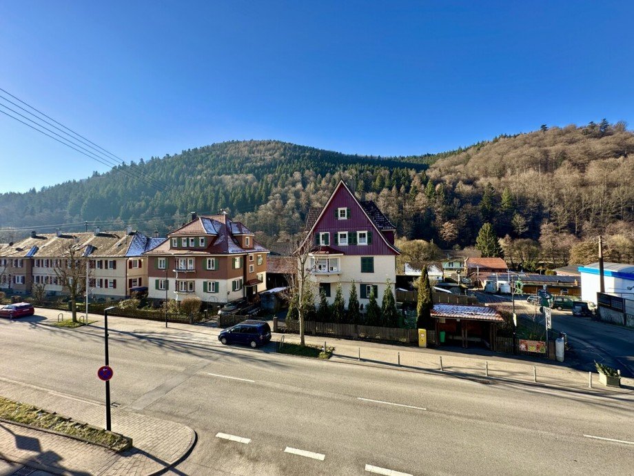 Blick zur gegen�berliegenden Stra�enseite Maisonettewohnung H�fen an der Enz