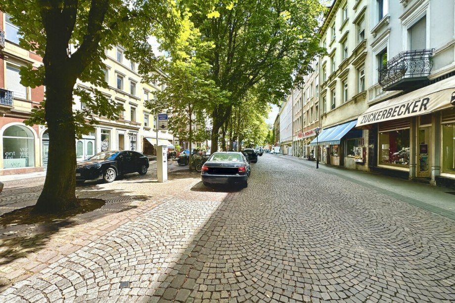 �ffentliche Parkpl�tze vor dem Haus Mehrfamilienhaus Karlsruhe