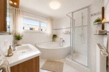 Gro�z�giges, helles Badezimmer im Obergeschoss (KI-Visualisierung) Exklusives, lichtdurchflutetes Reihenendhaus mit Dachterrasse und zwei sonnigen Terrassen