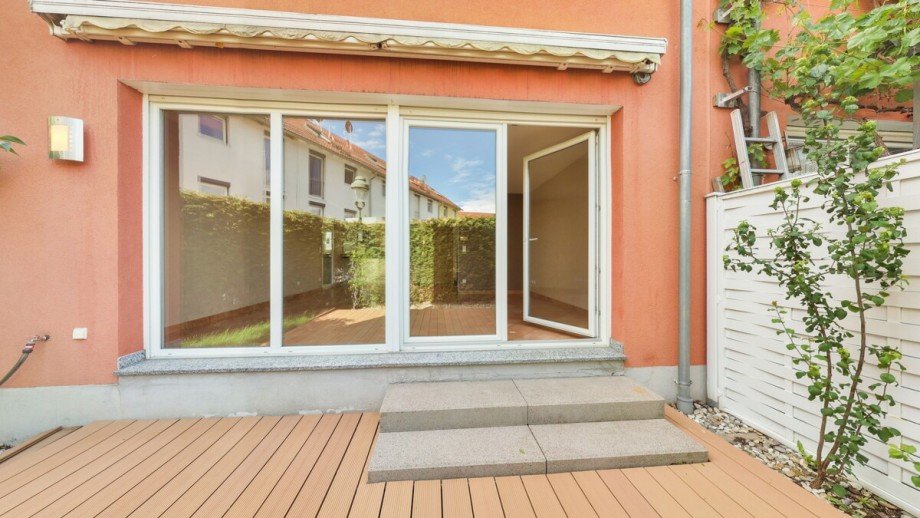 Zugang zur zweiten Terrasse �ber gro�z�gige Glasfront mit integrierter Markise Reihenendhaus Baden-Baden