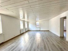 Wohnzimmer Riesige und lichtdurchflutete Maisonettewohnung mit Garten