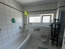 Badezimmer Tolle Erdgeschosswohnung mit Terrasse, Garten und Tiefgaragenstellplatz