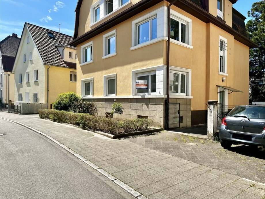 Hausansicht mit Zufahrt zur Garage Erdgeschosswohnung Karlsruhe / Weiherfeld-Dammerstock