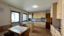 EG-K�che (EBK im Kaufpreis enthalten) Wohlf�hlatmosph�re im 2-Familienhaus mit gro�em Grundst�ck.