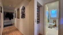 Flur mit Bilick ins Badezimmer Klein-Fein-Mein 
3-Zi.Dachgeschosswohnung in KA-Daxlanden