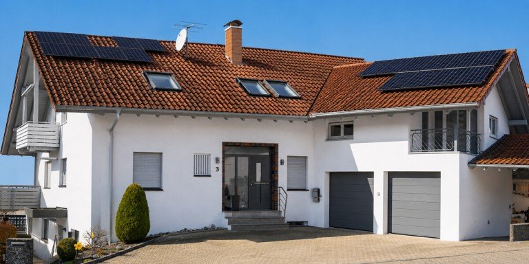 Vorderansicht (KI bearbeitet) Malsch - Waldprechtsweier Mehrfamilienhaus Mehrgenerationenhaus mit drei Wohneinheiten und traumhaftem Fernblick.