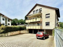Einfahrt Attraktives Mehrfamilienhaus in Pforzheim-B�chenbronn -
solide Investition mit Entwicklungspotenzial