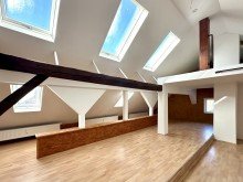 Dachgeschoss Riesige und lichtdurchflutete Maisonettewohnung mit Garten